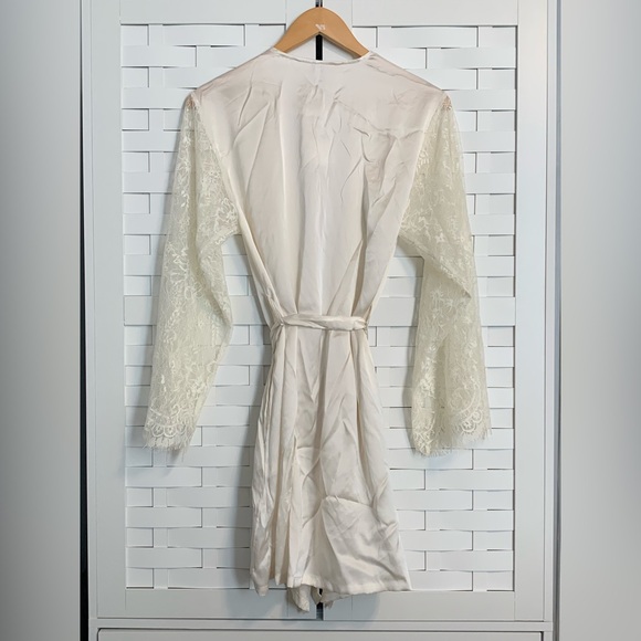 👰♀️ NORDSTROM LACE ROBE 👰♀️ - Picture 6 of 6